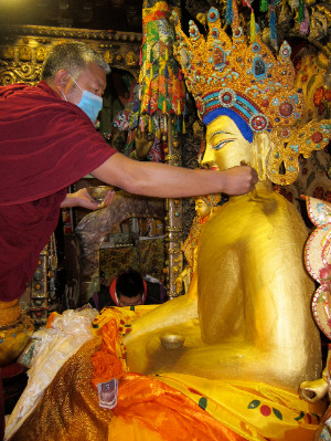 Monthly Full Moon Offering of Gold and Robes to Jowo Buddha