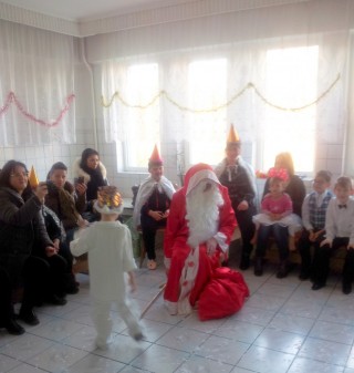 Students from Grupul de Studiu Buddhist White Tara also visited a center for children with developmental disabilities, Romania, December 2014. Photo courtesy of Thubten Saldron.