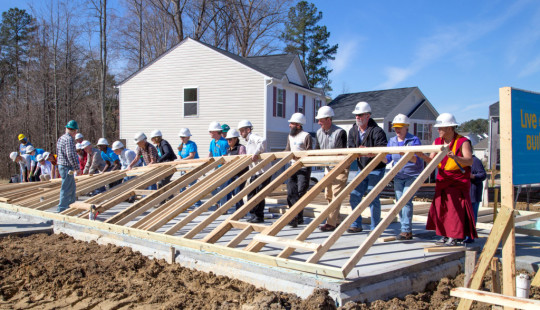 Twenty communities representing eight faith traditions worked together to raise the walls the new house, North Carolina, US, March 2015. Photo by David Strevel. 