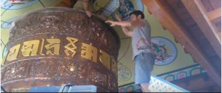 O.Sel.Ling Centro de Retiros Installs Prayer Wheel House Ceiling Panels [Video]