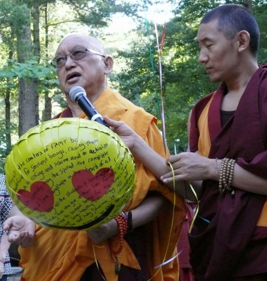 Lama-Zopa-Rinpoche-balloon-release-1-by-Kalleen-Mortensen