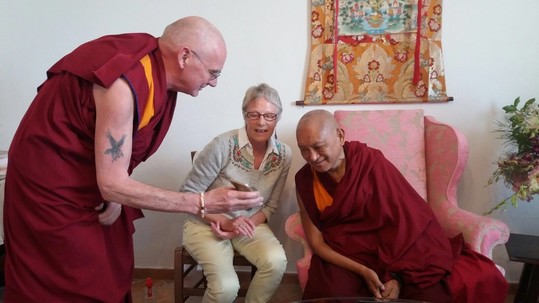 venerable-roger-kunsang-showing-lama-zopa-rinpoche-a-phone-displaying-the-inner-job-description-app-in-italy-in october-2017-photo-taken-by-violette-pilot