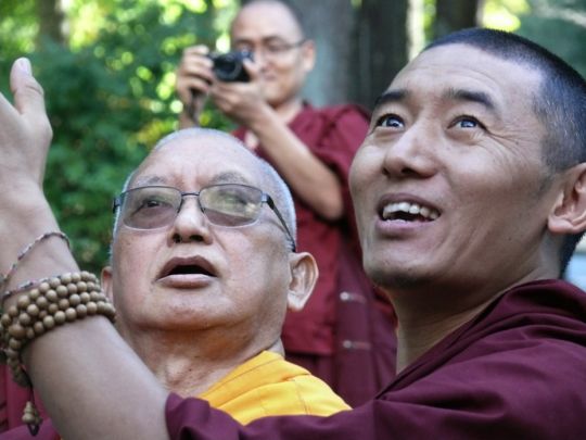 Lama-Zopa-Rinpoche-balloon-release