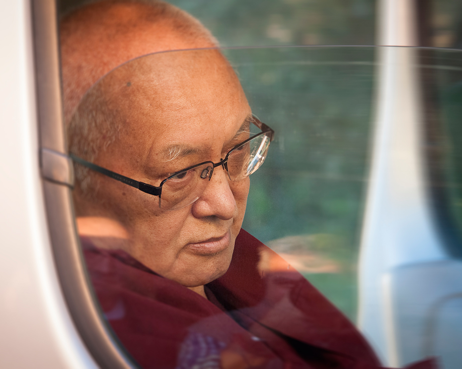 Lama-Zopa-Rinpoche-arriving-in-car-Italy-Piero-Sirianni