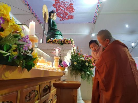 A Buddhist nun and young girl with the Jade Buddha, Busan, South Korea, March 2018. Photo courtesy of Ian Green's Twitter page.