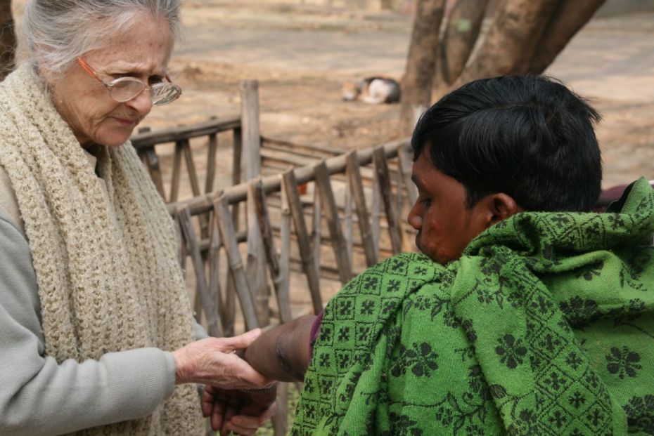 adriana-reviewing-a-new-leprosy-case-maitri-charitable-trust-january-2018-by-phil-hunt
