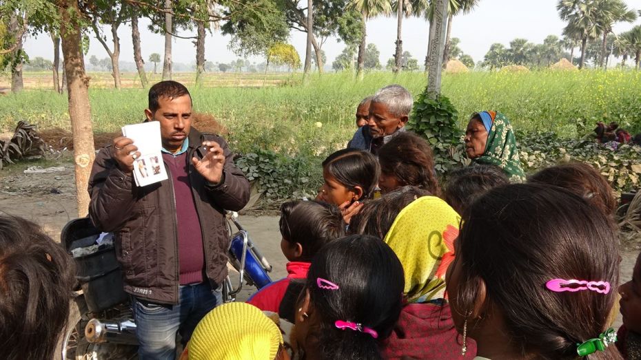 maitri-staff-conducting-leprosy-training-in-a-village-january-2018-by-phil-hunt