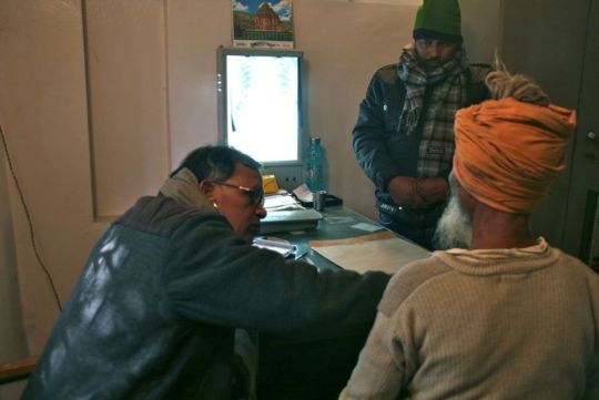 tuberculosis-patient-reviewing-their-xray-with-maitri-staff-january-2018-by-phil-hunt