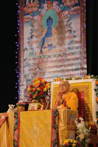 lama-zopa-rinpoche-offering-medicine-buddha-initiation-at-reithalle-münchen-in-munich-germany-in-november-2018-photo-by-hermann-wittekopf