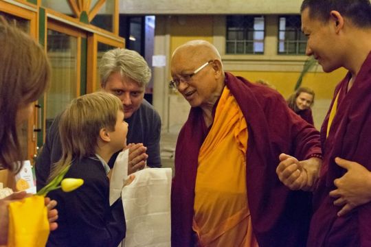 students-meeting-with-lama-zopa-rinpoche-after-the-teachings-longku-center-november-2018-by-séverine-gondouin