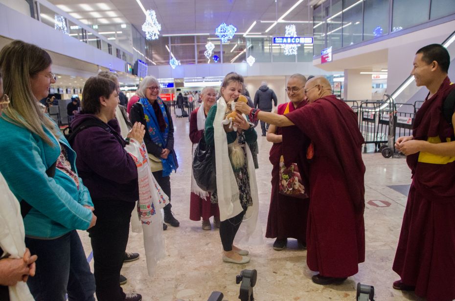 lama-zopa-rinpoche-offering-toys-to-students-at-airport-departure-in-switzerland-december-2018-photo-by-severine-gondouin