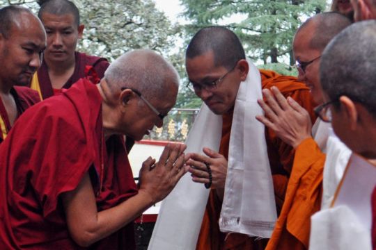 lama-zopa-rinpoche-greeting-a-thai-monk-at-tushita-dharamsala-september-2018-photo-by-tushita-staff