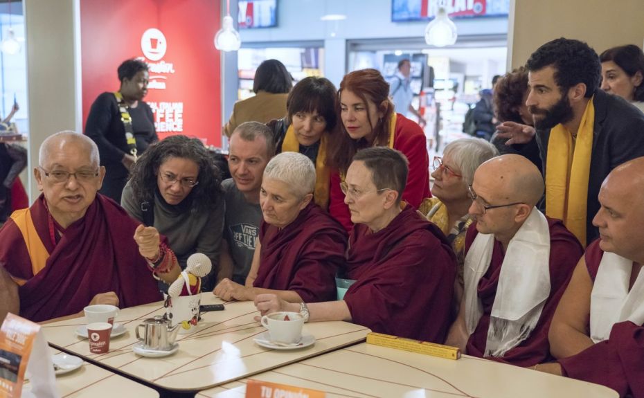 lama-zopa-rinpoche-giving-last-minute-advice-to-students-seated-around-him-at-a-cafe-in-the-madrid–barajas-airport-madrid-spain-november-2018-photo-by-ven-lobsang-sherab