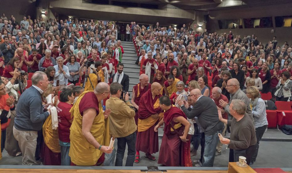 lama-zopa-rinpoche-greeted-by-students-in-auditorio-ugt-in-madrid-spain-october-2018-photo-by-ven-lobsang-sherab