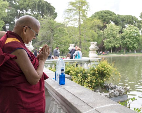 Lama-Zopa-Rinpoche-blessing-water-in-park-Madrid-201904