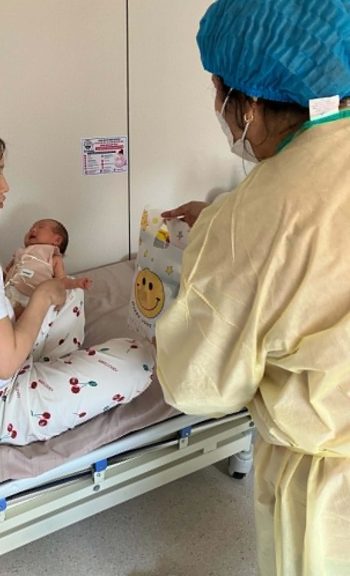 Ganden Do Ngag Shedrup Ling presents gifts in honor of His Holiness the Dalai Lama’s birthday to 50 mothers and their newborn babies in the postpartum ward. Photo courtesy of the FPMT Mongolia Facebook page.