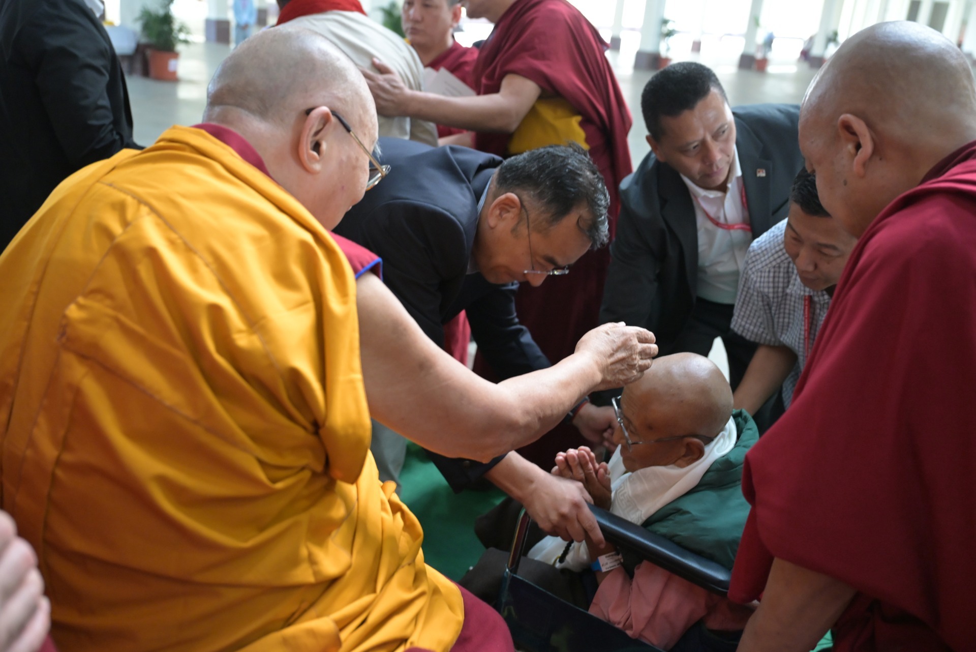 Doegueling Old and Infirm People’s Home, Mundgod (50 Elders). Here a Doeguling Mundgod OIPH’s resident Dolker Wangmo receiving blessings from His Holiness the Dalai Lama.