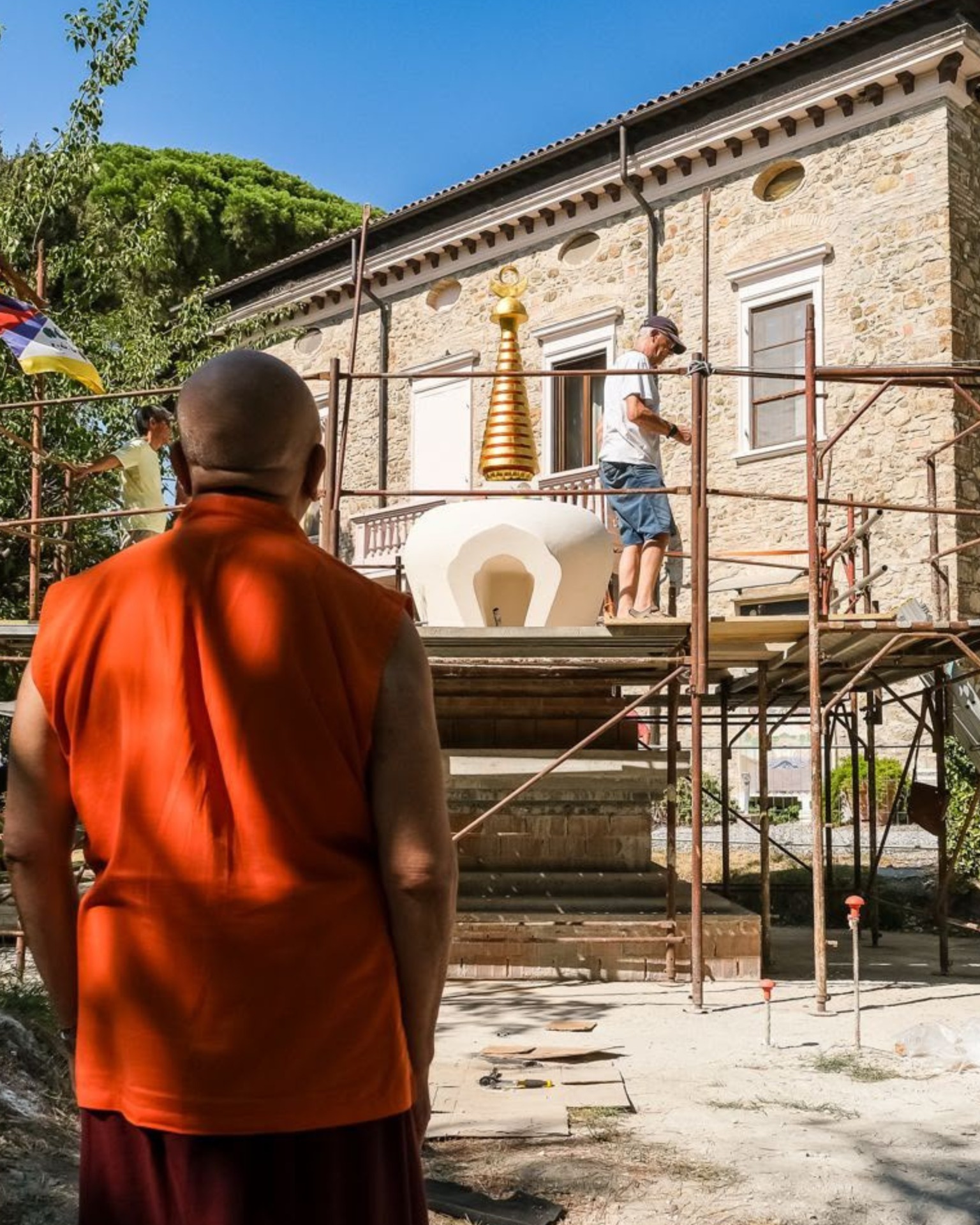 Work in progress on the Stupa of Enlightenment at Istituto Lama Tzong Khapa, under the supervision of Geshe Tenzin Thenpel. July 2026. Photo by Stupa Onlus.