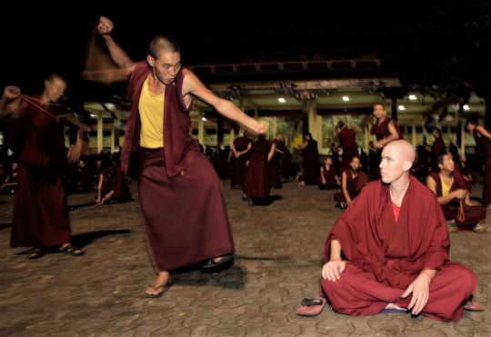 Night-time debating at Sera Je. Losang Dargye (standing), Jampa Khedrup (seated), November 2013. Photo by Sandesh Kadur.