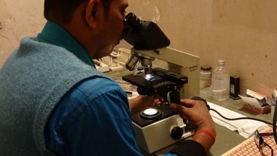 maitri-staff-testing-sputum-sample-for-tuberculosis-at-maitri-charitable-trust-in-bihar-india-january-2018-photo-by-phil-hunt