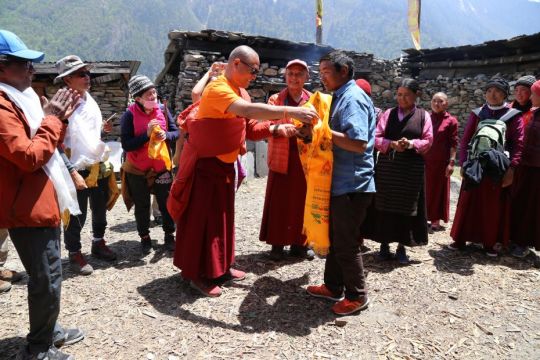 geshe-jampa-tsundu-thanking-apey-and-mochung-after-lunch-at-their-house-tsum-nepal-may-2018-photo-by-tsum-pilgrimage-participant