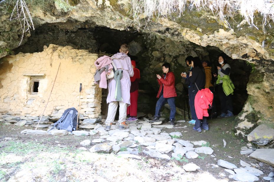 geshe-lama-konchog-retreat-cave-below-milarepa-cave-of-doves-tsum-nepal-may-2018-photo-by-tsum-pilgrimage-participant