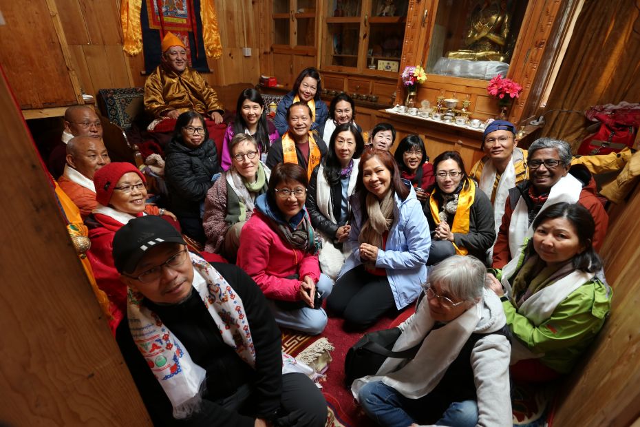 pilgrims-with-drukpa-rinpoche-tsum-may-2018-photo-by-tsum-pilgrimage-participant