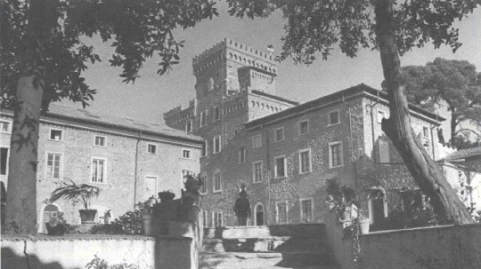 Istituto Lama Tzong Khapa, a castle in Pomaia, Italy can house 140 visitors