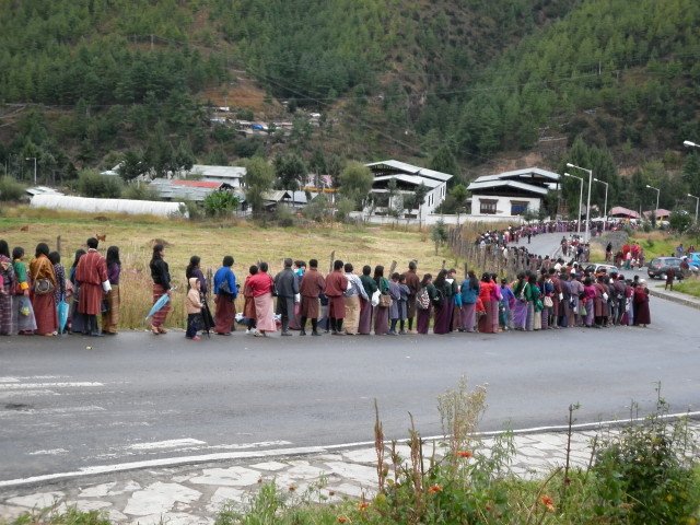 A very long, winding queue at the Thimphu event, Bhutan, October 2013. Photo courtesy of Maitreya Heart Shrine Relic Tour.