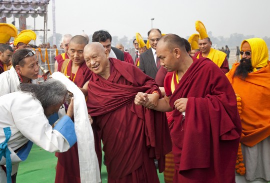 Lama Zopa Rimpoché llega a la ceremonia de colocación de la primera piedra del Proyecto de Buda Maitreya Kushinagar, Kushinagar, India, 13 de diciembre de 2013. Foto de Andy Melnic.
