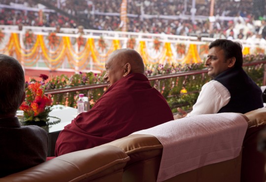 Lama Zopa Rimpoché y el ministro principal de Uttar Pradesh, Akhilesh Yadav durante la ceremonia, Kushinagar, India, 13 de diciembre de 2013. Foto de Andy Melnic.