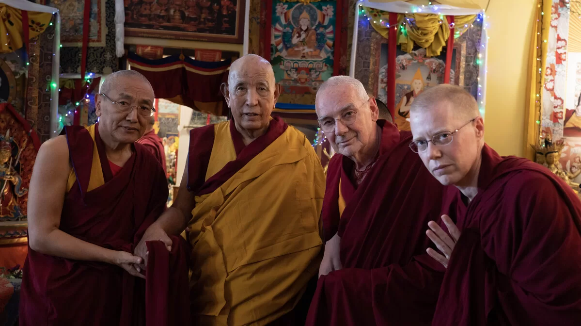 https://fpmt.org/wp-content/webp-express/webp-images/uploads/teachers/zopa/obituary/109-Rinpoche-is-a-truly-great-secret-yogi.-H.E.Gaden-Tri-Rinpoche-Jetsun-Lobsang-Tenzin-Rinpoche-Khen-Rinpoche-and-Ven-Roger-Kunsang-and-Holly-Ansett.jpg.webp