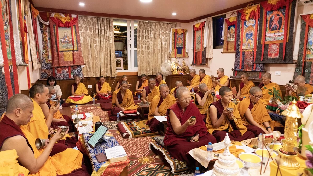 https://fpmt.org/wp-content/webp-express/webp-images/uploads/teachers/zopa/obituary/136-Khachoe-Ghakyil-nuns-offered-Vajrayogini-self-initiation-every-evening-in-front-of-Lama-Zopa-Rinpoches-holy-body.jpg.webp