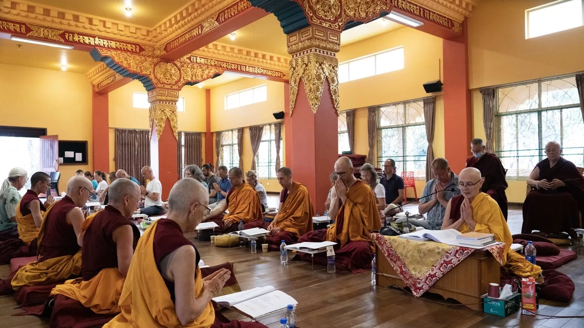 https://fpmt.org/wp-content/webp-express/webp-images/uploads/teachers/zopa/obituary/138-Students-from-around-the-world-came-to-Kopan-and-met-four-times-a-day-in-the-Chenrezig-gompa.jpg.webp