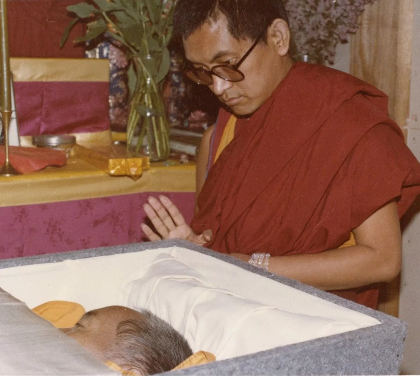 https://fpmt.org/wp-content/webp-express/webp-images/uploads/teachers/zopa/obituary/Rinpoche-with-Lama-in-coffin-1-e1697591358280.jpg.webp